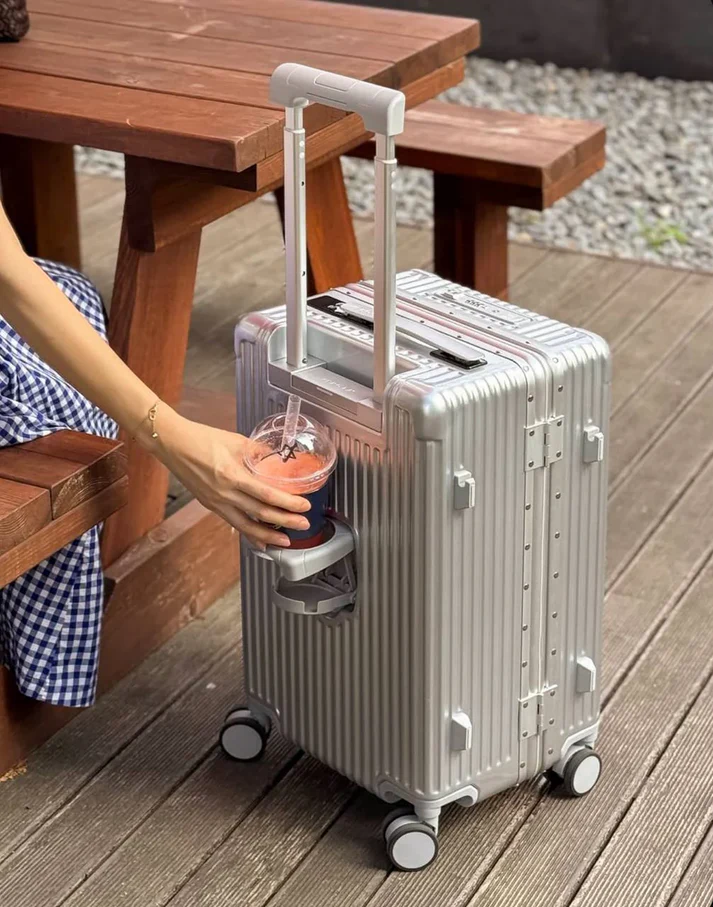 Vergias – Suitcase with integrated scales