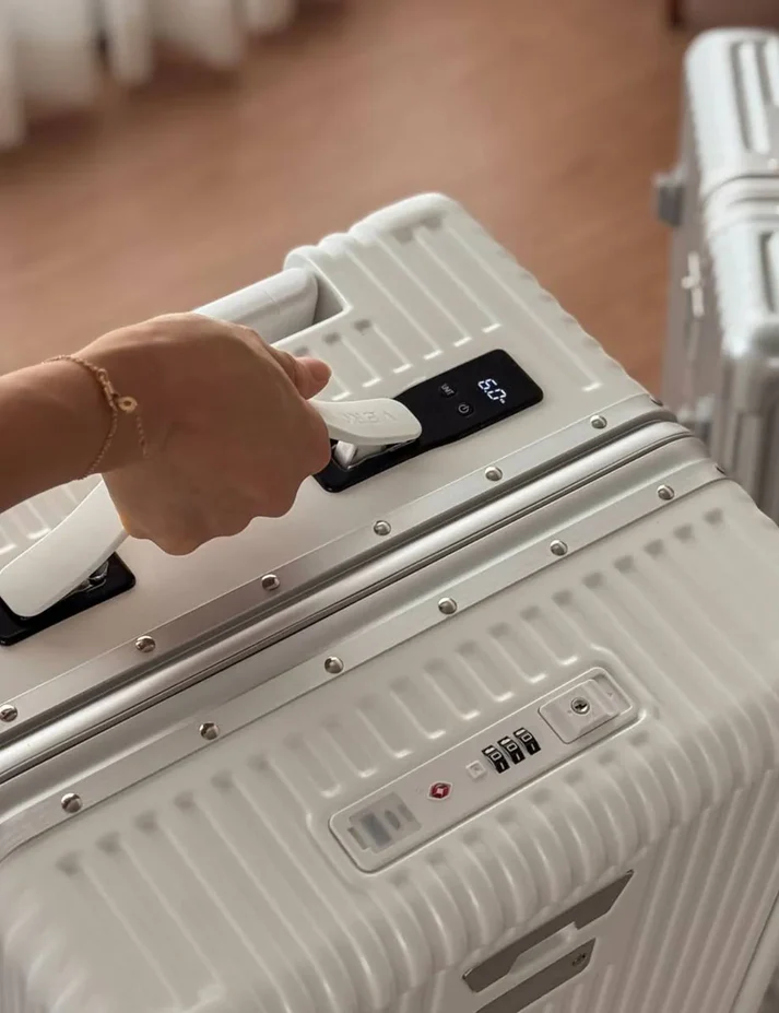 Vergias – Suitcase with integrated scales