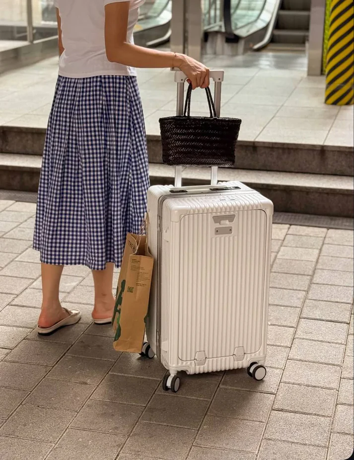 Vergias – Suitcase with integrated scales